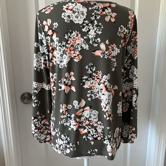 Amana Raised Floral Split Tulip Sleeve Lace Details Grey & Peach NWOT - Picture 5 of 9